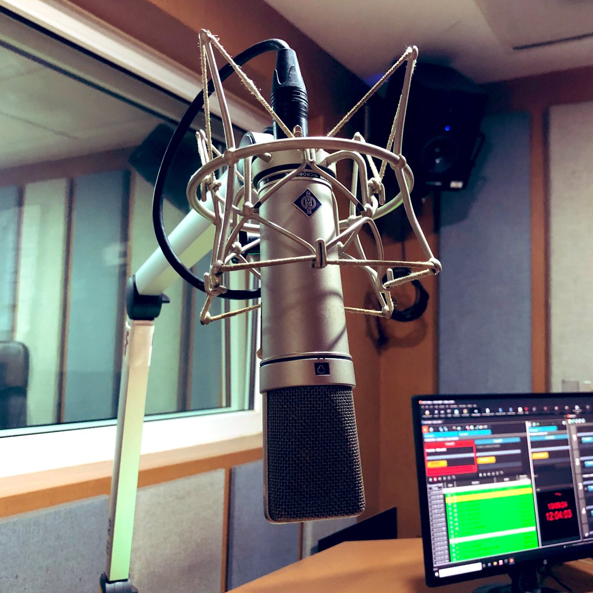 🎉 ¡Feliz día al gran equipo de locutoras y locutores! 

🎙️ Hoy celebramos a quienes con su voz, pasión y dedicación acompañan, informan y conectan a través de las ondas. 

👏 Gracias por ser la energía detrás del micrófono. 

♥️ ¡Su labor transforma realidades!