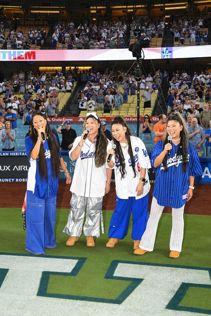 Cali girls livin’ in a #Cali world. 🎶 #GoBlue! <a href="/Doc221ent/">Doc Clarke</a> you’re the #MVP! #JAZMINsisters x #Dodgers 📸: <a href="/JonSooHooPics/">Jon SooHoo</a> @matthew_sm310 <a href="/Dodgers/">Los Angeles Dodgers</a>🧢🧢🧢🧢
