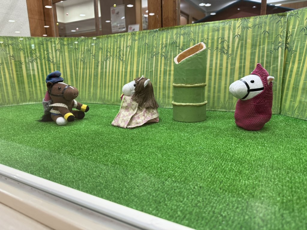 vincemacmahojr's tweet photo. 福島競馬場名物ターフィーショップ前展示、かぐや姫編は、かわいい着物のかぐや姫ソダシがキタサンお爺さんからお芋🍠をもらっていました。福島競馬場秋の名物芋ソダシ🍠はメイクデビューソダシが担当しています。 https://t.co/otdapP688o