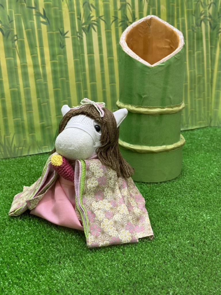 vincemacmahojr's tweet photo. 福島競馬場名物ターフィーショップ前展示、かぐや姫編は、かわいい着物のかぐや姫ソダシがキタサンお爺さんからお芋🍠をもらっていました。福島競馬場秋の名物芋ソダシ🍠はメイクデビューソダシが担当しています。 https://t.co/otdapP688o