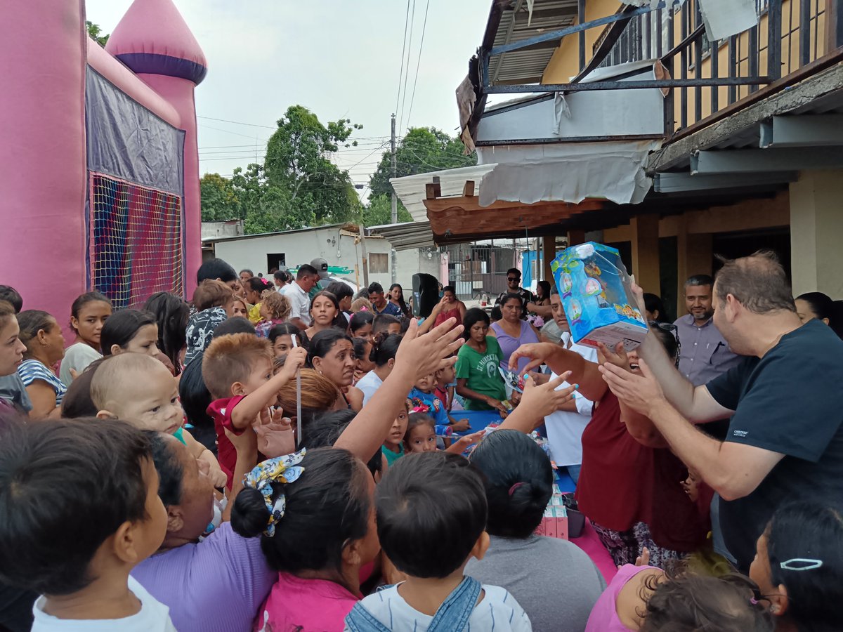 RomanCandidato's tweet photo. Después de participar en la multitudinaria concentración de @partidolibre en Tegucigalpa en respaldo a nuestra presidenta @XiomaraCastroZ, esta tarde, con cientos de niños y padres de familia, celebramos el Día del Niño en Los Cármenes #SanPedroSula https://t.co/cKt69pSX8T