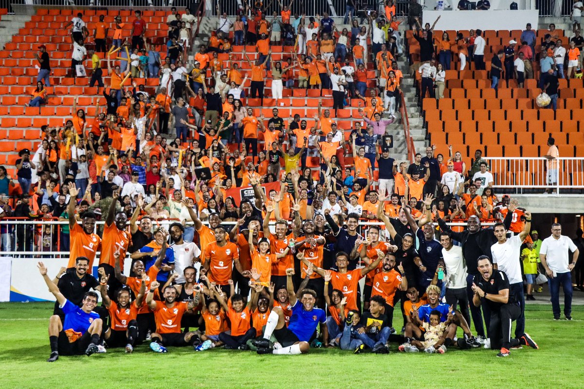 CibaoFC's tweet photo. HAY COSAS QUE NUNCA CAMBIAN 🥹🙌🏻🍊

📸 Semifinal 2024 🆚 Semifinal 2023 📸 https://t.co/xa2yG94QG4