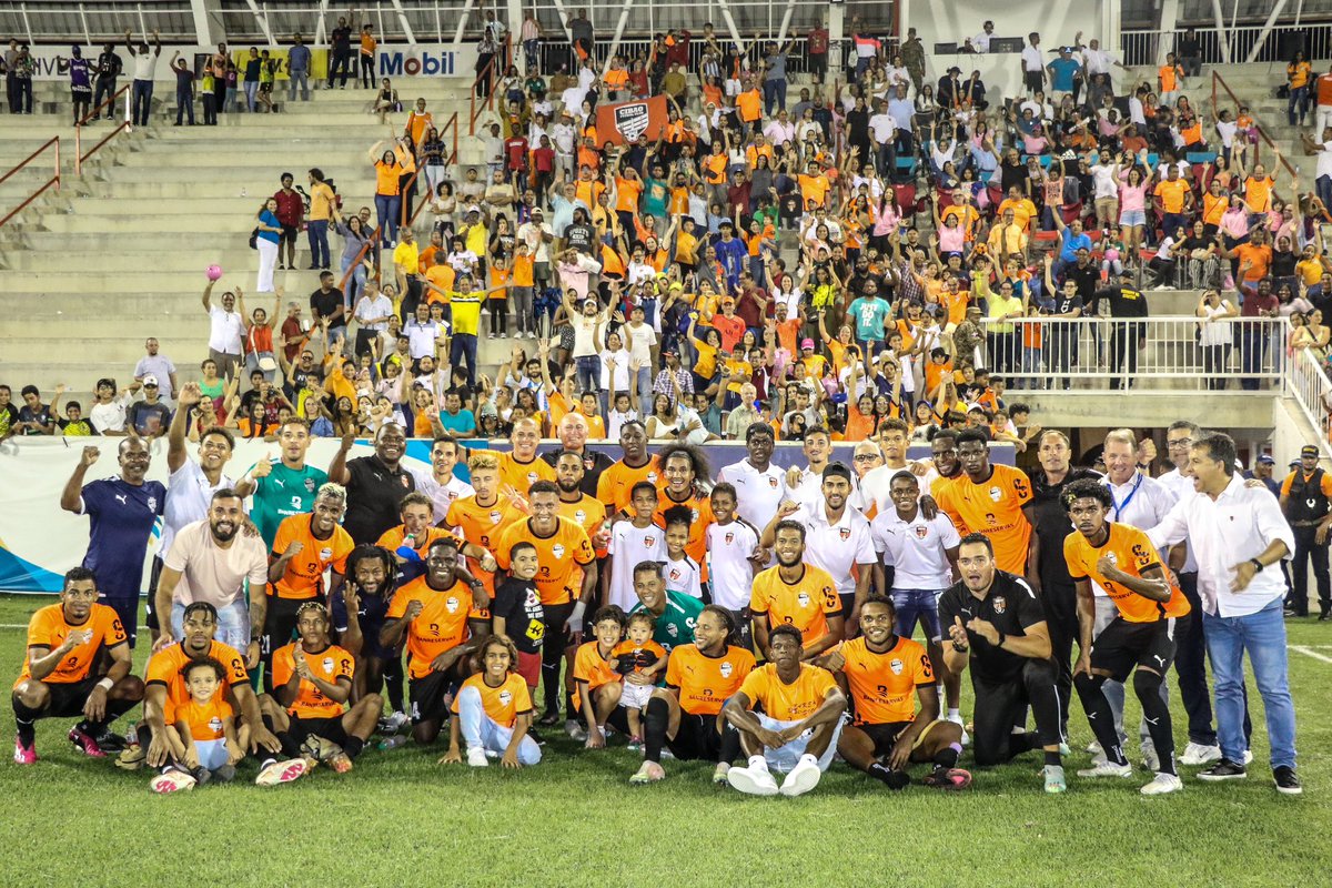 CibaoFC's tweet photo. HAY COSAS QUE NUNCA CAMBIAN 🥹🙌🏻🍊

📸 Semifinal 2024 🆚 Semifinal 2023 📸 https://t.co/xa2yG94QG4
