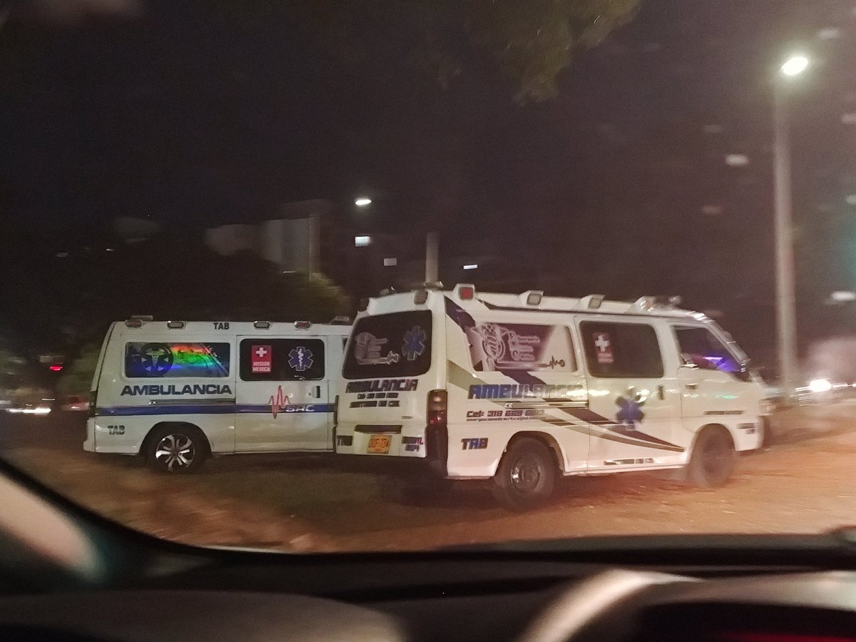 D_Kruspe's tweet photo. @MovilidadCali @AlcaldiaDeCali @alejoeder @SaludCali ambulancias parqueadas esperando el negocio del SOAT en el separador de la Av Simón Bolívar con Cra 93, frente a la FVL. @EnterateCali https://t.co/bV9ZfF8VIc