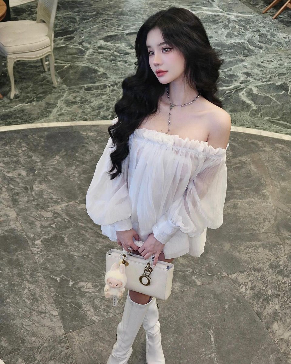 lstfully's tweet image. ︎︎ ︎︎
︎︎ ︎
Sisa malming semalen, kumpul sama temen-temen berujung di pojokan sendiri 😭

︎︎ ︎

︎