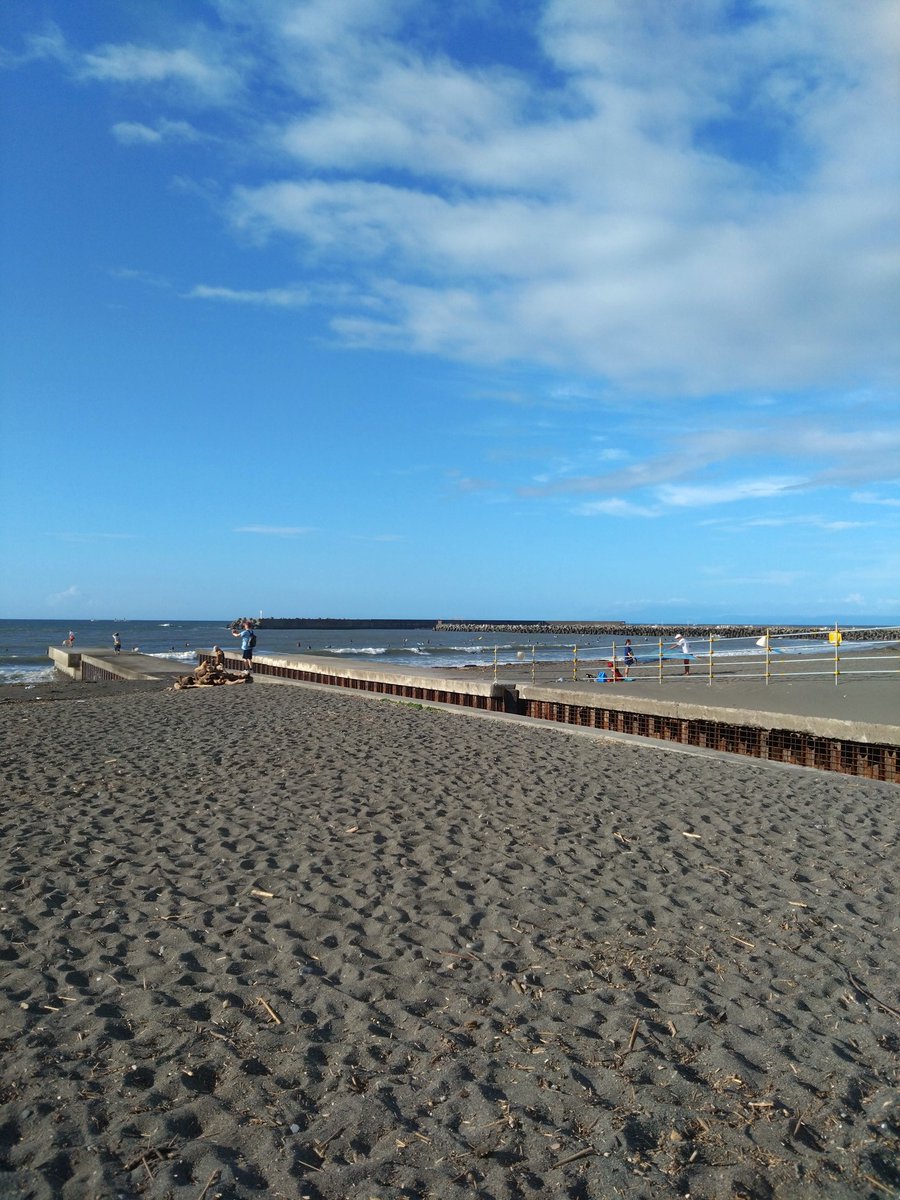 BooK2ya's tweet photo. 朝2🌊茅ヶ崎で唯一南風を軽減してくれるポイントで台風スウェルを🏄 https://t.co/d70eWr0GBL