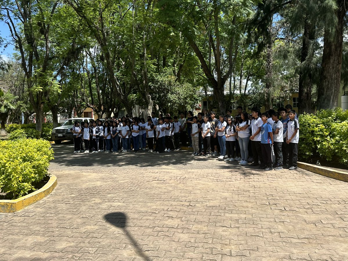 DEELAYUUK's tweet photo. Del año de 1984 a 1987 viví en el Internado de Reyes Mantecon, #Oaxaca, en el que recibí el sagrado alimento, el techo y todo el apoyo social, para cursar mis estudios de secundaria técnica.

Hoy a 37 años, vuelvo con aires de nostalgia, para platicar con el alumnado que aquí vive, y entregarles unas computadoras a fin de que puedan realizar sus estudios en mejores condiciones.

En este bendito lugar, lejos de mi tierra, aprendí que con esfuerzo y sacrificio podemos salir adelante en la vida, pese a todos los obstáculos y a nuestra condición humilde y sencilla. 

A luchar por la vida, pese a todo y contra todo!