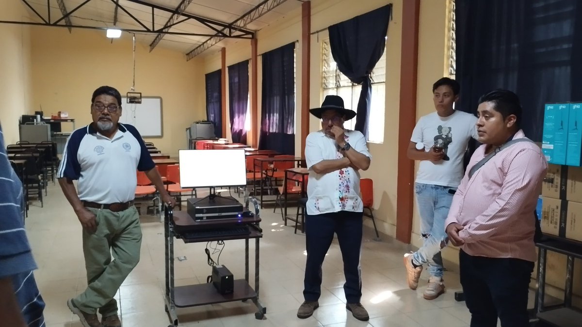 DEELAYUUK's tweet photo. Del año de 1984 a 1987 viví en el Internado de Reyes Mantecon, #Oaxaca, en el que recibí el sagrado alimento, el techo y todo el apoyo social, para cursar mis estudios de secundaria técnica.

Hoy a 37 años, vuelvo con aires de nostalgia, para platicar con el alumnado que aquí vive, y entregarles unas computadoras a fin de que puedan realizar sus estudios en mejores condiciones.

En este bendito lugar, lejos de mi tierra, aprendí que con esfuerzo y sacrificio podemos salir adelante en la vida, pese a todos los obstáculos y a nuestra condición humilde y sencilla. 

A luchar por la vida, pese a todo y contra todo!