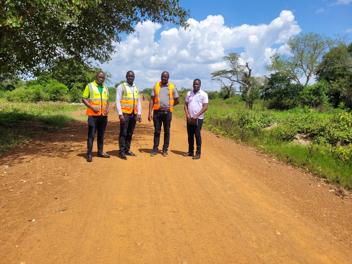 UgandaRoadFund's tweet photo. 🚧Amuria-Acowa-Usuk road
Our in-house team carrying out a monitoring and evaluation exercise for funded projects in Amuria District to ensure value for money.
#RoadPerformanceAnalysis
#RoadMaintenanceug
#URFatWork
#FinancingRoadmaintenance
#FollowYourMoney https://t.co/zKAqLrFXUG