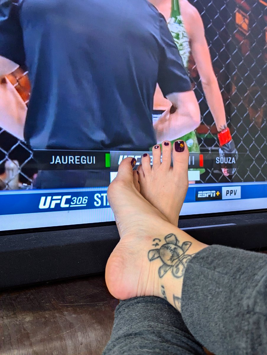 headheartsoles's tweet photo. Who's watching with me tonight?? 🥊👣🫶

#Feet #UFC306 #headheartsoles https://t.co/BfIMjthqi4
