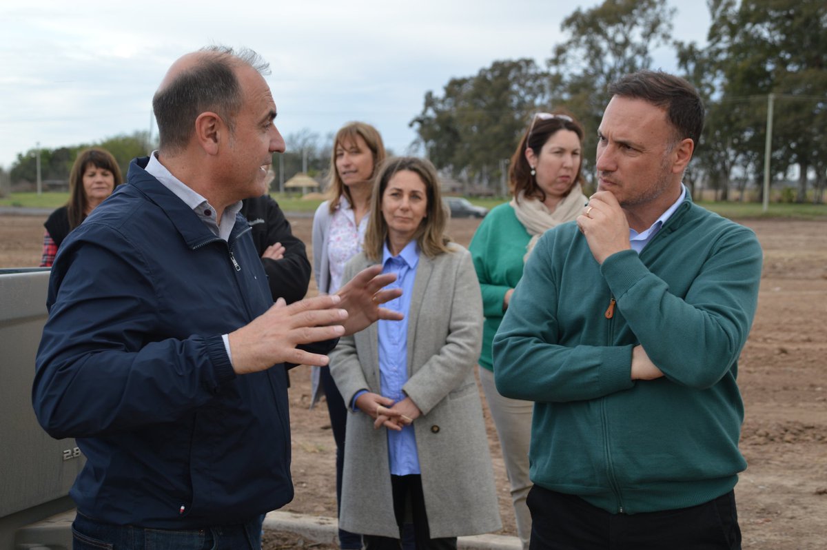 CarlosFPighin's tweet photo. Recibimos al Ministro @lisandroenrico y a funcionarios provinciales, con quienes trabajamos en importantes avances para nuestra comunidad. 🙌

💼 Firmamos convenios para el desarrollo del Puerto Cultural. 🏡 y el programa de loteo social. https://t.co/47kKe4jvWW