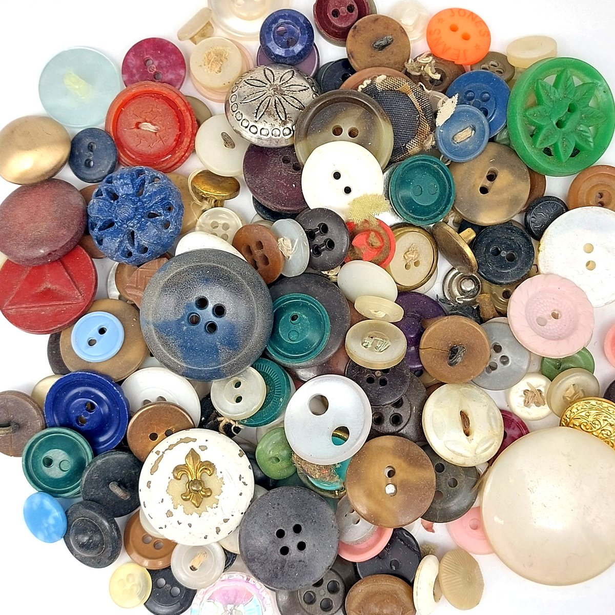 LovedGoodsIowa's tweet photo. Check out Vintage Old Buttons Lot Of 150+ Mixed Colors &amp; Sizes For Sewing Crafts On sale now for $10.99! https://t.co/A5EcvZJaL9 #eBay via @eBay https://t.co/zBQ1QJ1TxC