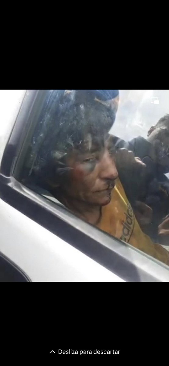 lahistoriaec's tweet photo. Frente a la imagen de Eloy Alfaro. Una muchedumbre de #Cayambe detuvo y colgó públicanente a un hombre al que acusaba de participar en el secuestro y crimen de un transportista del cantón. Otro sospechoso fue capturado y trasladado a Quito. #Pichincha https://t.co/pVyFQjxV92