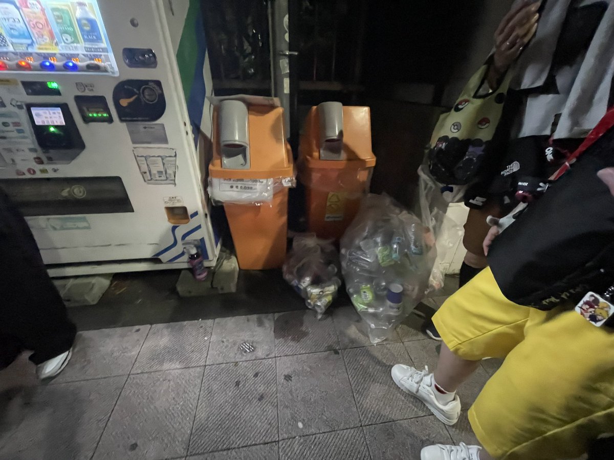 SUZU894829991's tweet photo. 昨日、味スタの帰り道
飛田給駅に向かう途中…
自販機の周りに溢れて散らばったゴミ（空缶ペットボトルetc）を
「これはダメだ💦片付けるぞ」
とゴミ袋を出して片付けるOORer達がいた🥹
サッポロの悲劇を繰り返さないように
若い子達がゴミ袋持参していた
感動した😭
#ありがとう
#OORer https://t.co/LCrhC3qh5L