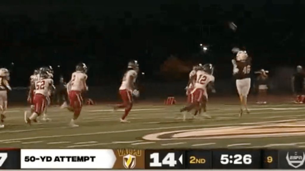 ForTheWin's tweet photo. Valparaiso turned a blocked field goal into first down on the wildest play of the day https://t.co/y3jBn2xOkN https://t.co/uvARjAClY0