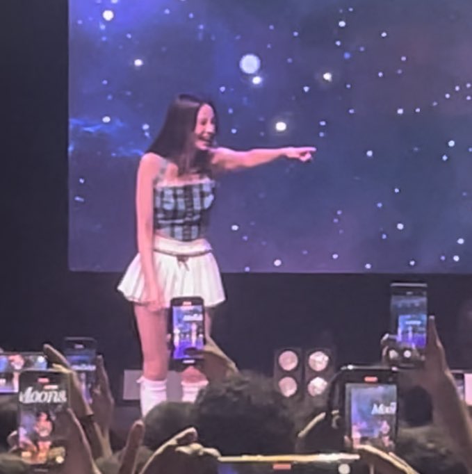 miniyvesoul's tweet photo. she really loves to point and laugh https://t.co/jxyPtr8C9J