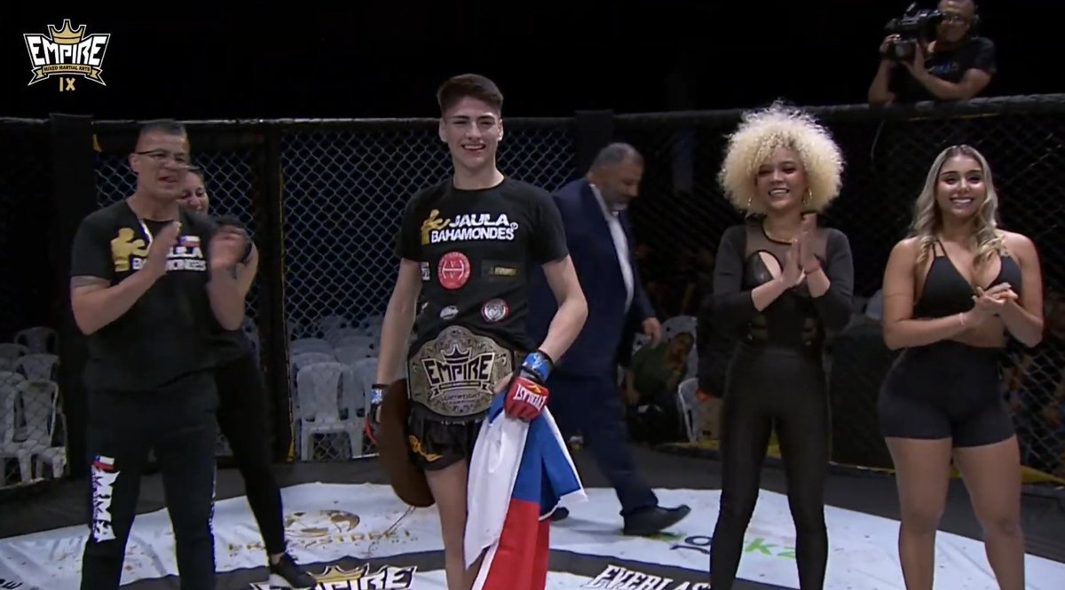 pelunaton's tweet photo. Ayer Alberth Bahamondes (5-0) ganaba el cinturón interino de Empire MMA con 16 años y ahora su hermano finaliza brutalmente a Manuel Torres en el primer asalto, gran fin de semana para los chilenos y en especial para los Bahamondes #UFC306 #NocheUFC #UFCMax https://t.co/AZhcBwT0C2