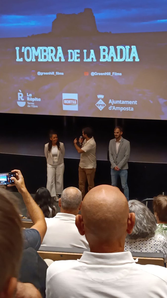 Hola gent de tuiter, avui hem presentat l'Ombra de la Badia, un curt del qual sóc coguionista. Espero que el pugueu veure en algun festival prop vostre. En català i de terror!