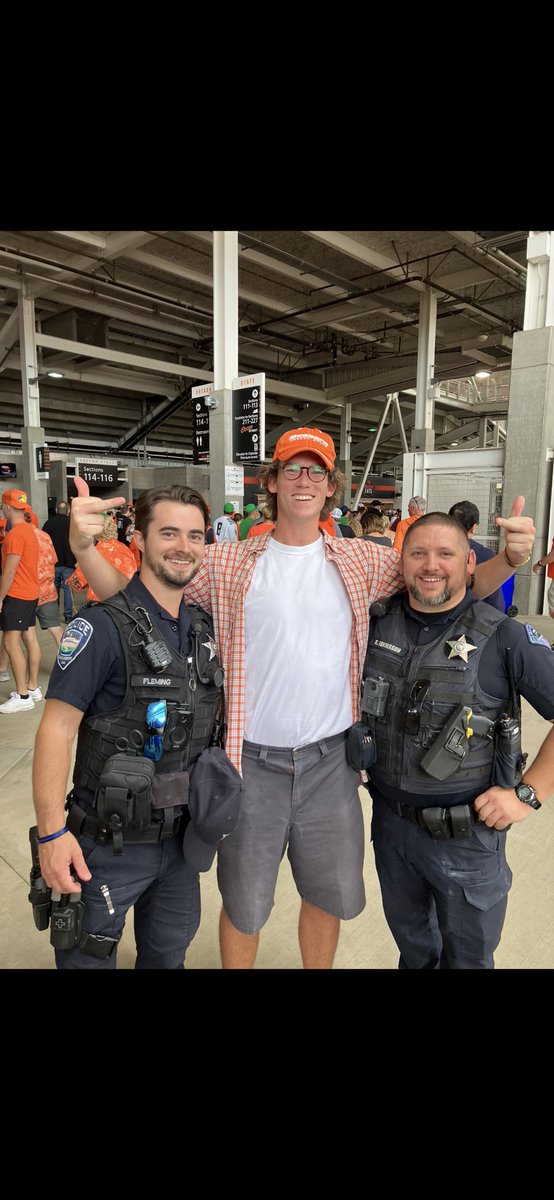 jackfoy12's tweet photo. I used to be an ACAB guy. But these gentleman were more than happy to take a photo with me and gave some great smiles. Ignore my double bird cause I bleed blue from now on. Skobeavs https://t.co/eR2iOtV24L