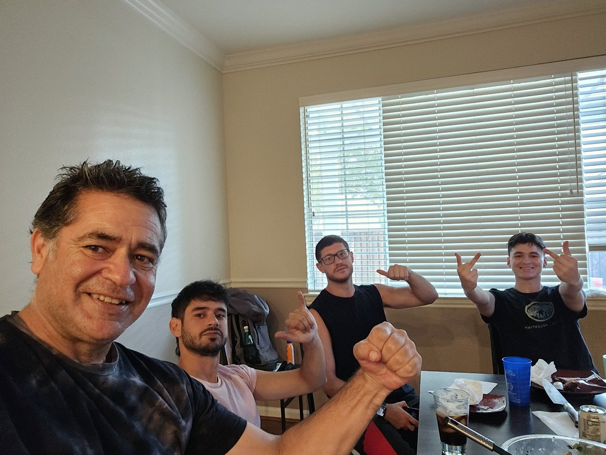 FernandoV_C's tweet photo. Aguante Gringo @gringoribovics viejo nomás🤟🏻🙏🏻💪🏻💪🏻💪🏻. Acá Salteños en California fernesiamdo por UD #UFCNoche #UFC306 #agaunteargentinacarajo  @gringoribovics @SPonzinibbioMMA @joerogan @danawhite @victoravilamma https://t.co/Lt6NAiqA9B
