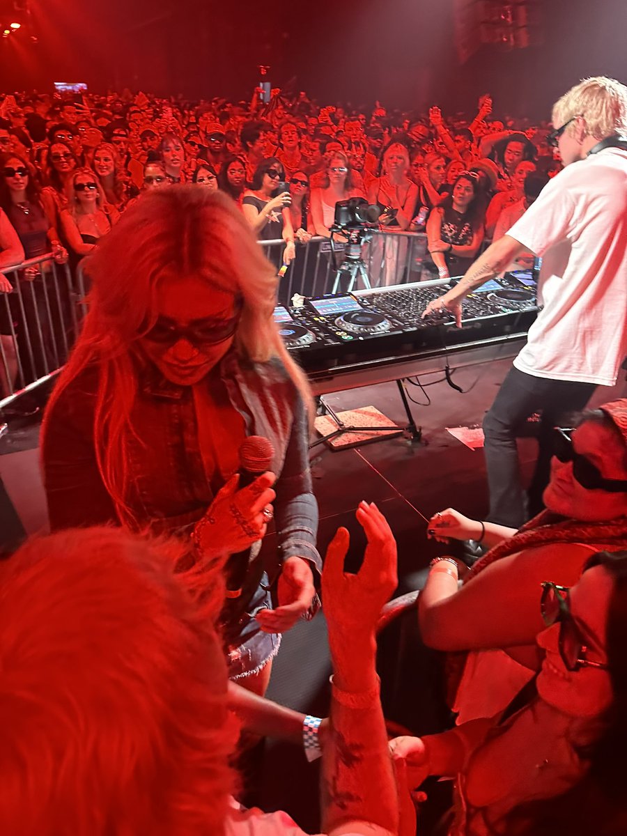 emmarobcerts's tweet photo. slayyyter ushering me to the front of the crowd to sing and dance with her to miss belladonna at the boiler room im so gagged right now this was the best experience ever i love love love miss yyy https://t.co/RAfKQwWnv8