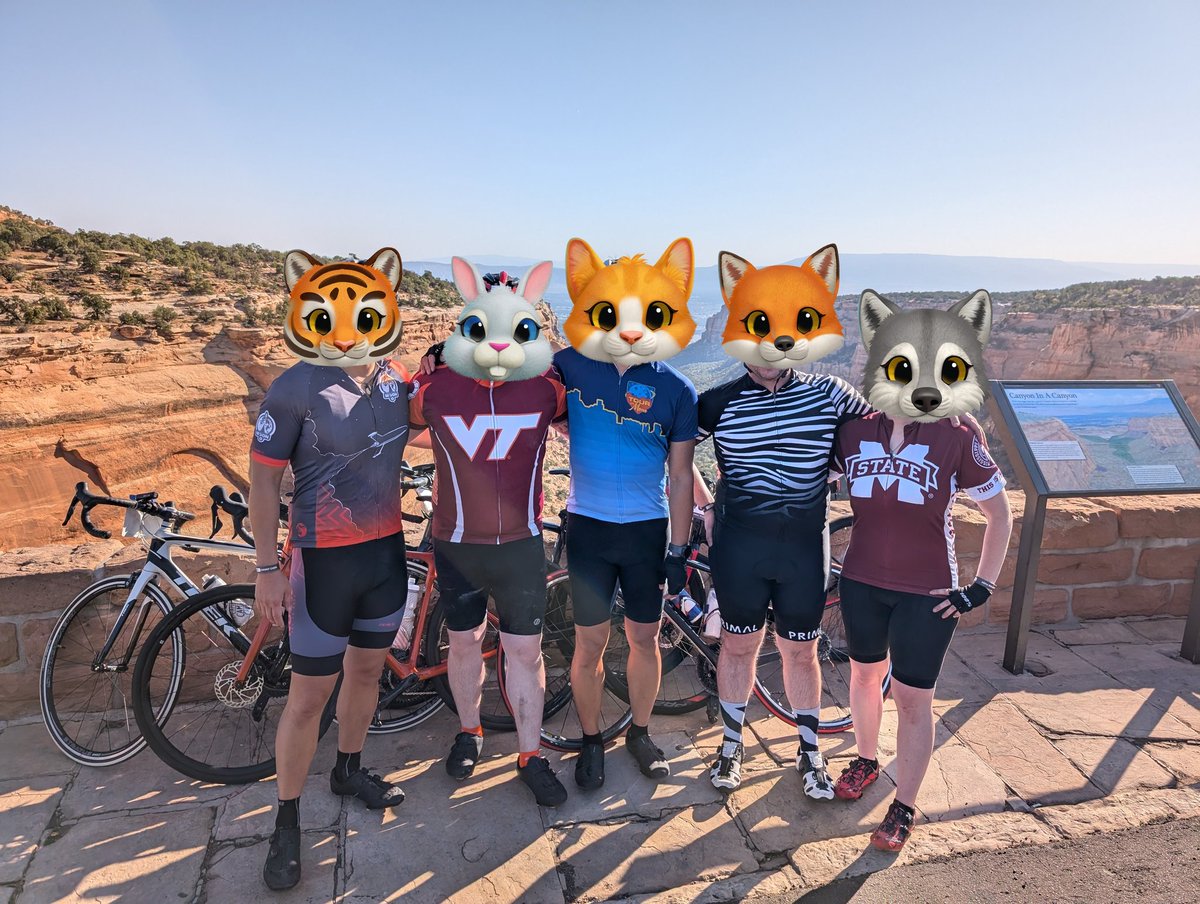 HiFistylez's tweet photo. Another successful moon moon in the books.  @VayrWolf @BunnyOnTap @poomiepuma @TavvyTiggy 🚴🚴🚴🚴 https://t.co/Nk4emgvv1s