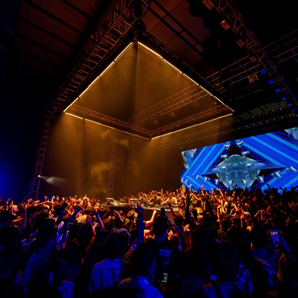 boilerroomtv's tweet photo. Mumbai, you showed us how it’s done. 

Swipe for the highlights of last night’s Boiler Room x Regenerate collaboration in the city.

Stay tuned for the broadcast dropping soon.

Presented by Absolut Born Colourless. https://t.co/GPfXkG8Ik9