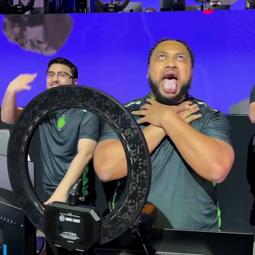 FalconsEsport's tweet image. 😜😂😂💚 @HisokaT42 
#FalconsAreHere - #WSOWGlobalFinal