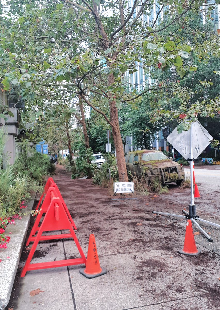 NeonTumbleweed's tweet image. Didn&apos;t know what they were filming, so I asked a film crew member. It&apos;s &quot;The Last of Us - Season 2&quot; (aka Mega Sword)  🎬🎞️📽️  #Vancouver #AlphabetChallenge #WeekKforKnowledge