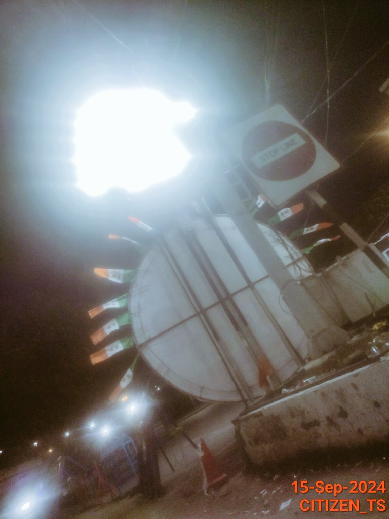 Citizen_TS's tweet photo. ryt besides charming #Telangana #secretariat streetlights not glowing, medians- somuchsand can be seen!
For #politicians flexi's r imp than public life!
#evdm or #drf or #hydraa ?Who will look of dis flexi mess?
#roadsafety avoid roads twrds #tankband
@HiHyderabad @GHMCOnline https://t.co/2u5DdUGm76
