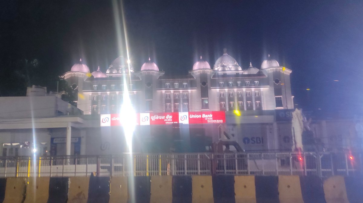 Citizen_TS's tweet photo. ryt besides charming #Telangana #secretariat streetlights not glowing, medians- somuchsand can be seen!
For #politicians flexi's r imp than public life!
#evdm or #drf or #hydraa ?Who will look of dis flexi mess?
#roadsafety avoid roads twrds #tankband
@HiHyderabad @GHMCOnline https://t.co/2u5DdUGm76
