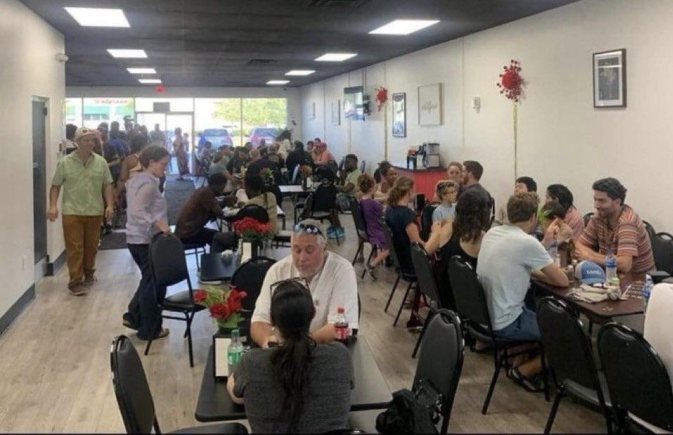 CalltoActivism's tweet image. This is so awesome. There are reports that local Springfield residents are packing Haitian restaurants to show support for their contributions to the neighborhood. 

This is the America we should strive for: