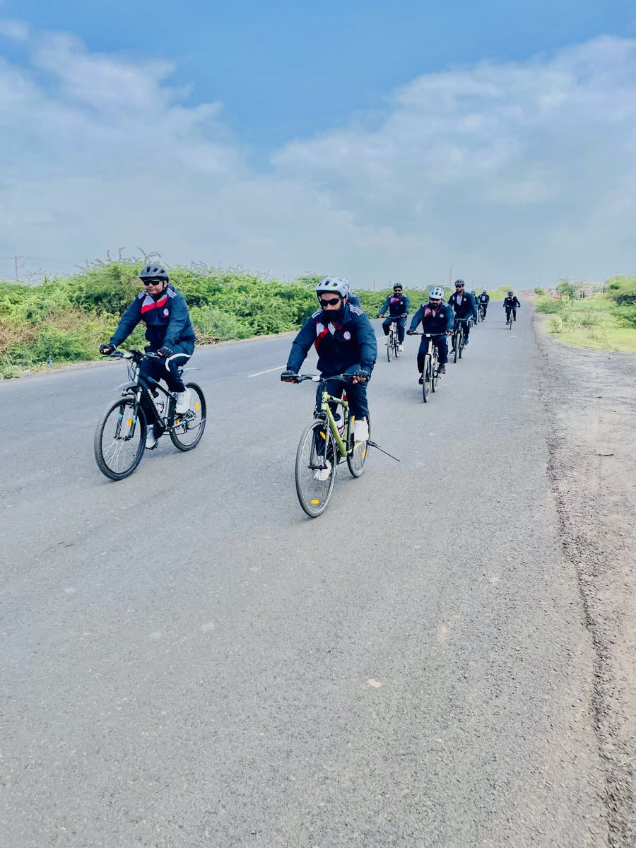 IaSouthern's tweet photo. Pedals for Glory! 🚴‍♂️ 

The #FalconGunners of #AgnibaazDivision set out on a 10-day #CycleExpedition from Gandhidham, covering 530 km across scenic #Gujarat ! The expedition aims to connect with the youth enroute & motivate them to join the #ArmedForces. 

#CycleExpedition 
#FalconBrigade #SudarshanChakraCorps 
#IndianArmy 
@adgpi 
@SpokespersonMoD
@PRODefPune