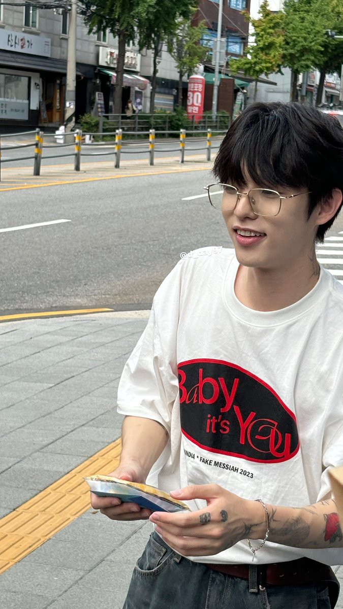 d_day97's tweet photo. 아니 셀카 찍어달라고… 너무 잘 나왔어 너무 행복해 ㅠㅠ #eaj #박제형 https://t.co/evRGOb5fFr