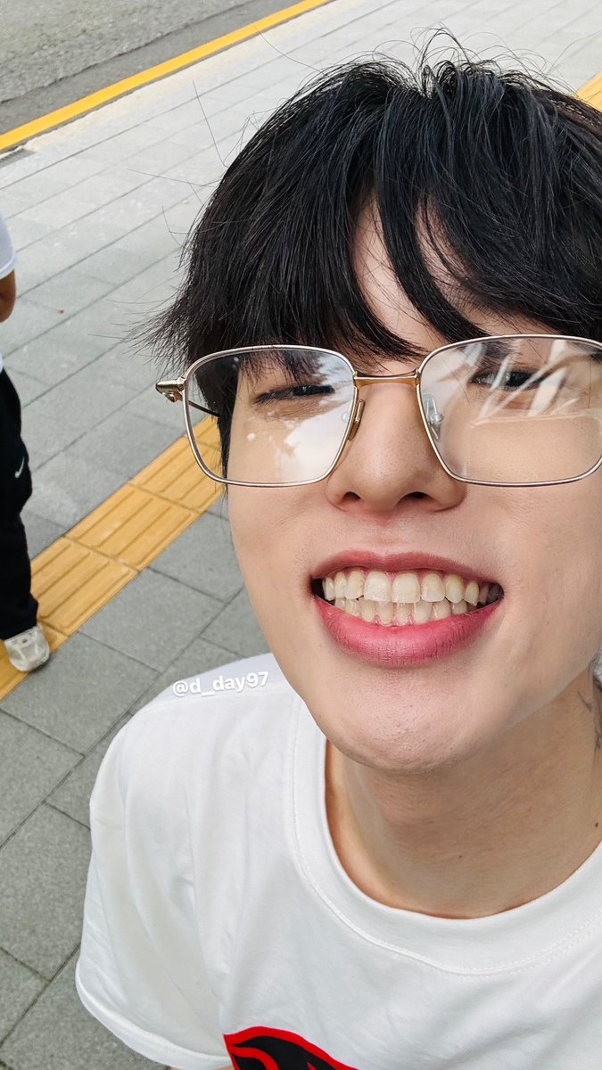 d_day97's tweet photo. 아니 셀카 찍어달라고… 너무 잘 나왔어 너무 행복해 ㅠㅠ #eaj #박제형 https://t.co/evRGOb5fFr