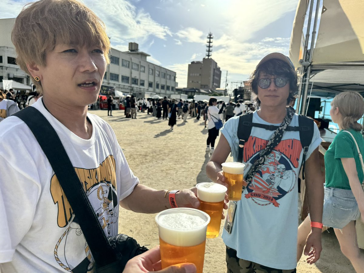 neokick620's tweet photo. 高槻魂‼︎恒例の植田健一さんからビール600円をご馳走いただきました！
快くご馳走様してくださる植田健一さん。
笑顔が素敵です！
ありがとうございます！
高槻魂‼︎はプレモル1杯600円です！
サイコーです！
#高槻魂　#ビールたくさん飲んでください https://t.co/TKI2UzcMHG