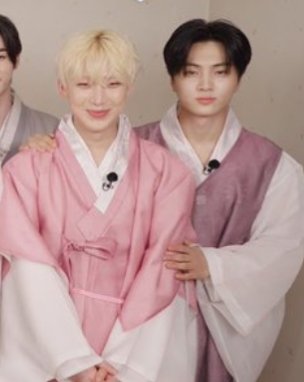 PajyoD's tweet photo. 嫁をそっと挟み抱きし夫🙏
#ENHYPEN #JAY #SUNOO
#EN_夫婦 https://t.co/qgGGiPyre3