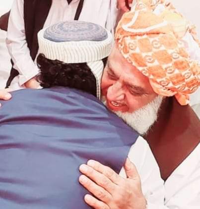 muftiabumuhamad's tweet photo. الحمد للّٰہ رب العالمین ❤️ 

کہاں ہے وہ لوگ جو علمائے کرام کو سیاست سے نابلد کہتے تھکتے نہیں ہیں تمام سیاسی پارٹیوں کے بڑوں کی ہمارے مولانا فضل الرحمان صاحب کے در پر آنڑیاں جانڑیاں دیکھئیے یہ ایک مدرسے کا فاضل مولانا ہے اور تمام مدارس کے علمائے کرام اس کے ساتھ ہیں 
واہ مولانا واہ مفتی محمود رحمۃ اللہ کے اس بیٹے کا سایہ اللہ کریم تادیر سلامت باکرامت رکھے 
مولانا فضل الرحمان صاحب دامت برکاتہم العالیہ ❤️

✍️ مفت�� ابو محمد عفی عنہ