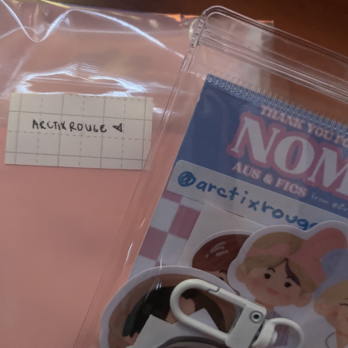 arctixrouge's tweet photo. hiiii !! @diveintonomin @ttcokbokki i’m not only grateful for these cutesy gifts but also for appreciating my works :(( it brings me great pleasure to know that the works i share with you bring you warmth and happiness ☹️🩷🫂 https://t.co/REif0FScGo