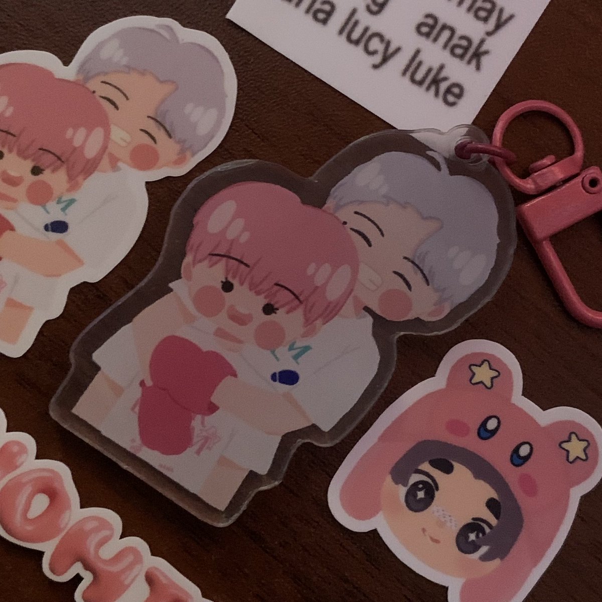 arctixrouge's tweet photo. hiiii !! @diveintonomin @ttcokbokki i’m not only grateful for these cutesy gifts but also for appreciating my works :(( it brings me great pleasure to know that the works i share with you bring you warmth and happiness ☹️🩷🫂 https://t.co/REif0FScGo
