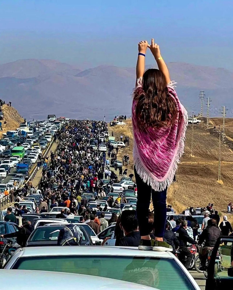 خانواده #مهسا_امینی را در حصر خانگی قرار دادند و آن‌ها اجازه حضور در مراسم سالگرد مهسا را ندارند.

از تکرار چنین حماسه‌هایی وحشت دارند!