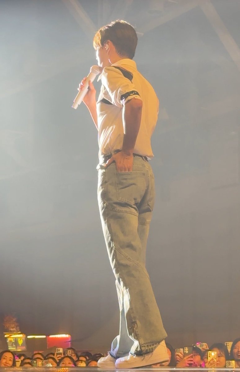 주머니에 손 꾸겨넣는 준수