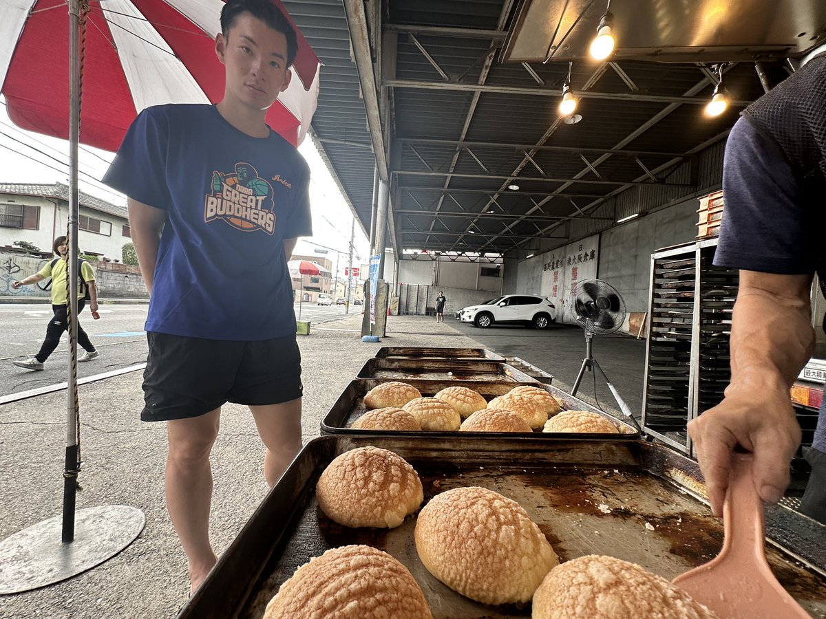 nara_g_b's tweet photo. 試合終了後に近くのメロンパン屋さん
『シャトルのメロンパン』でメロンパンを食べる

いつ食べても美味しい😋

#シャトルのメロンパン https://t.co/dUZjbDXjjT