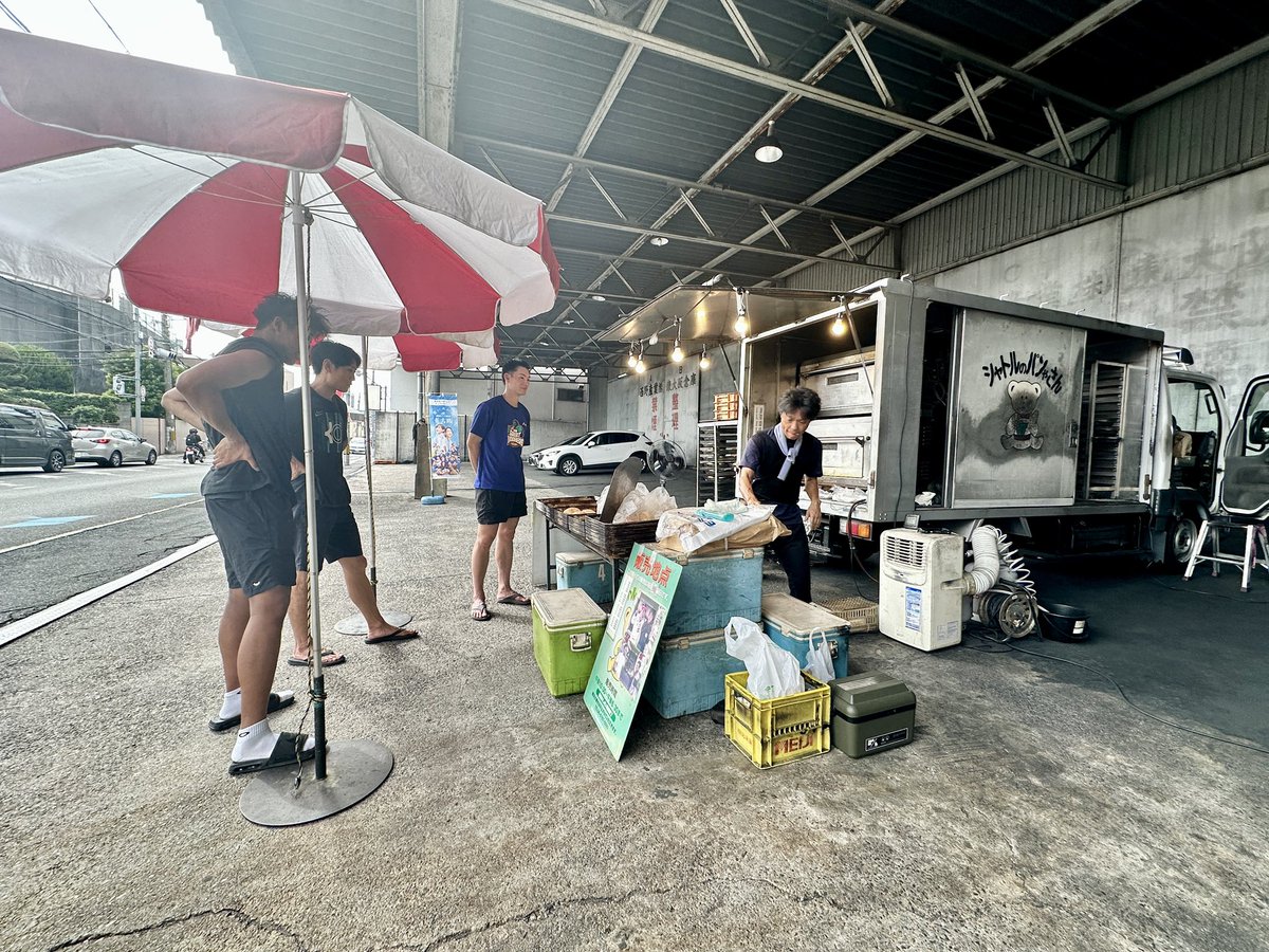 nara_g_b's tweet photo. 試合終了後に近くのメロンパン屋さん
『シャトルのメロンパン』でメロンパンを食べる

いつ食べても美味しい😋

#シャトルのメロンパン https://t.co/dUZjbDXjjT