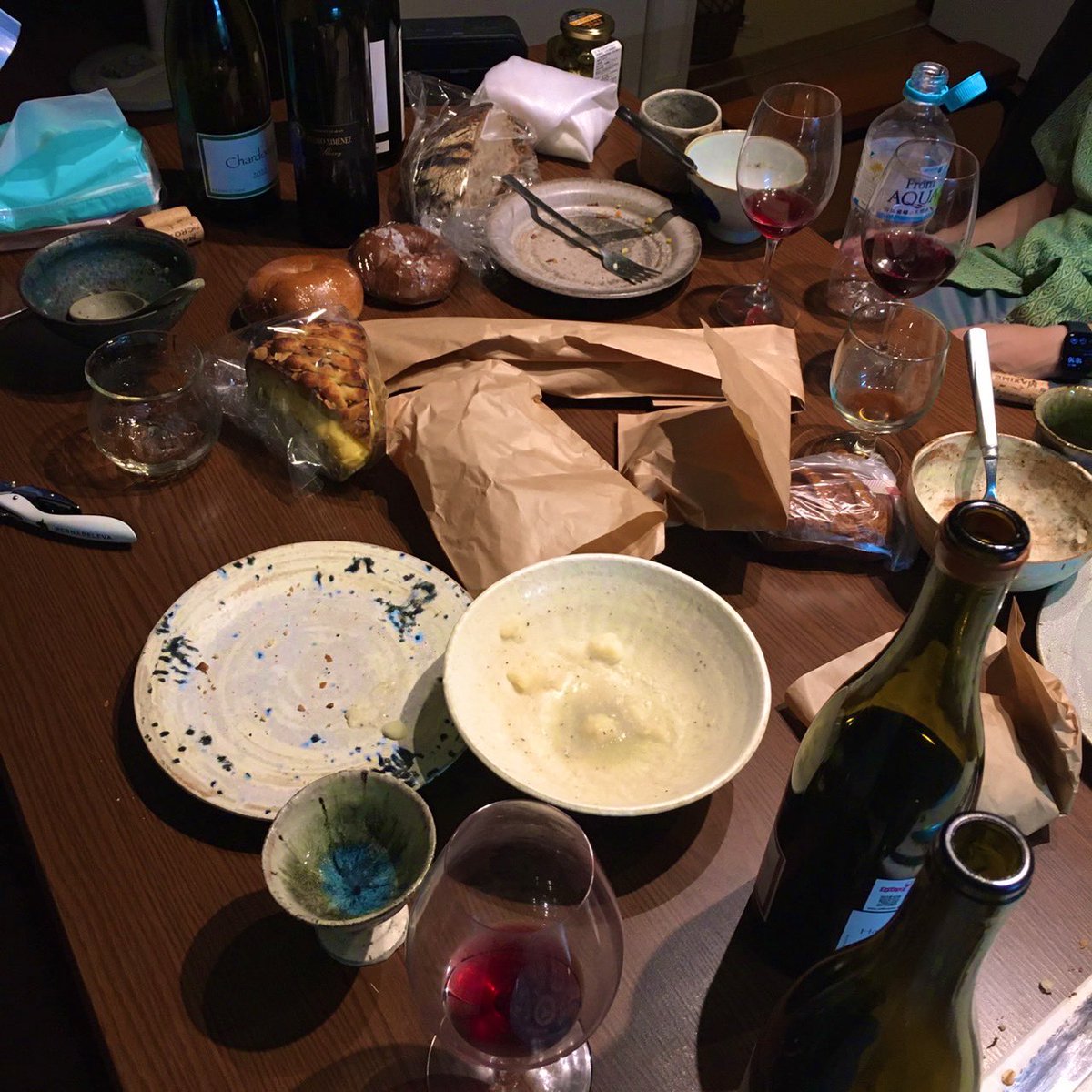 aokiaokiaoki555's tweet photo. 仲良い友達と飲んでいて机がこのくらいになってきた時、1番楽しい https://t.co/tTO423wapN