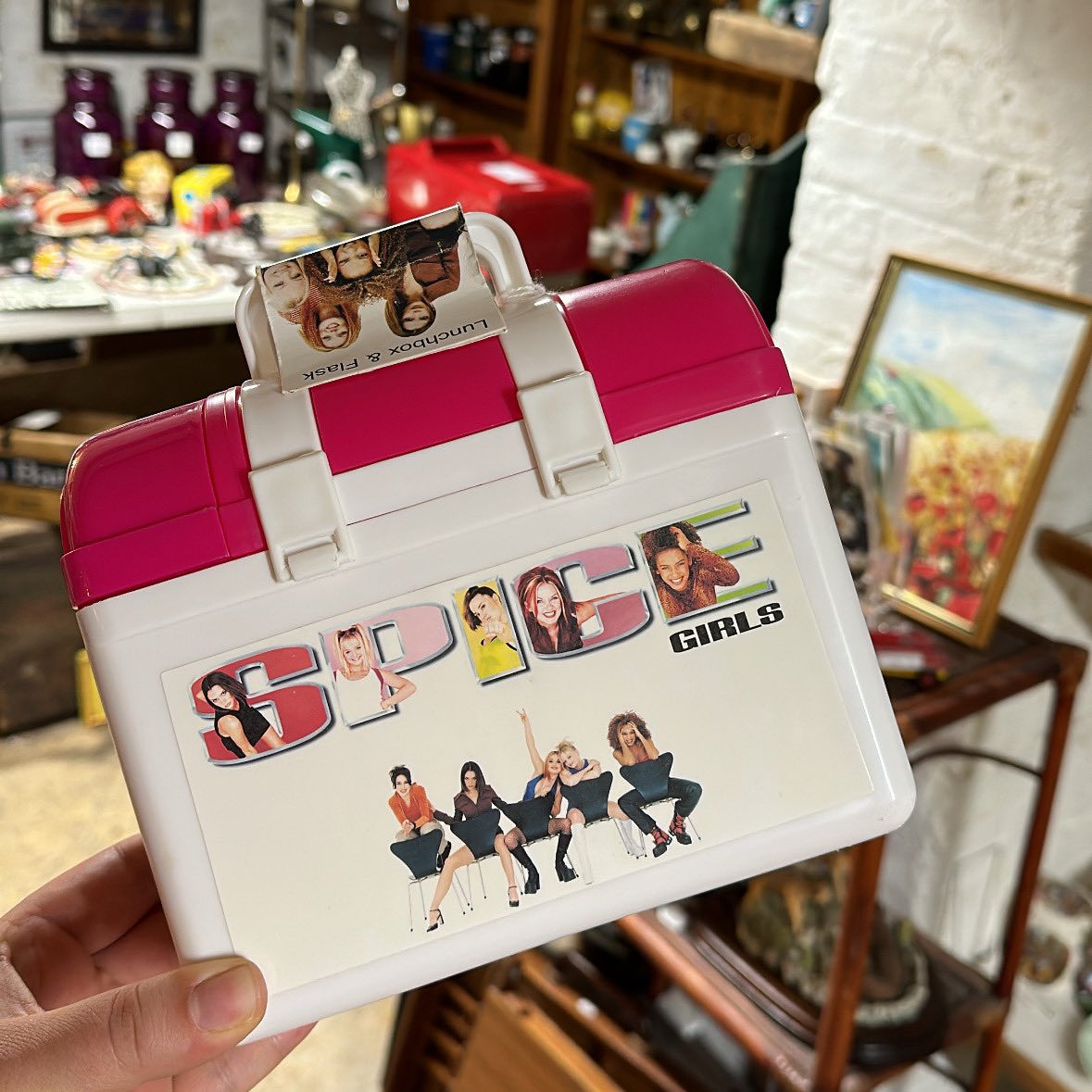 rosiegeorgiou's tweet photo. A millennial horror story: your childhood lunchbox can now be found in an ANTIQUE store 🫠 https://t.co/b3cU3cmgCA
