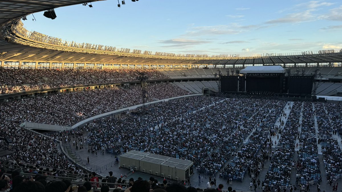 amemy_qk's tweet photo. 昨日ワンオクライブ@味の素スタジアムに行ってきたよ！
予習の効果もあって、聞きたかった曲を聞けてとても良かった🥲
人生初のライブ参戦だったんだけど、お金を払ってプロの仕事を生で観るのはいいなぁと思ったので、またすぐにお金を払ってプロの仕事を生で観たい🙌 https://t.co/H6TgKxH8Jr