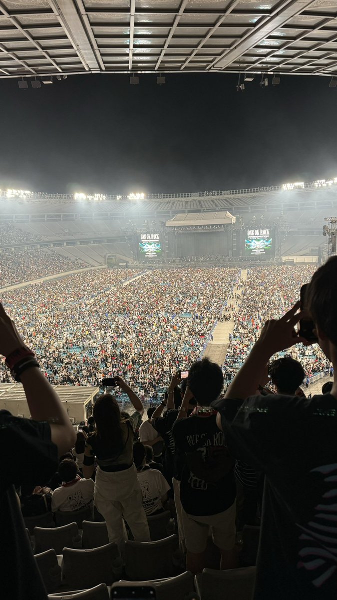 amemy_qk's tweet photo. 昨日ワンオクライブ@味の素スタジアムに行ってきたよ！
予習の効果もあって、聞きたかった曲を聞けてとても良かった🥲
人生初のライブ参戦だったんだけど、お金を払ってプロの仕事を生で観るのはいいなぁと思ったので、またすぐにお金を払ってプロの仕事を生で観たい🙌 https://t.co/H6TgKxH8Jr