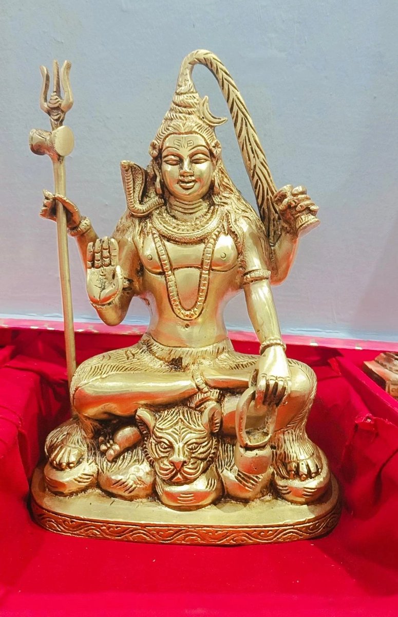जिन्दगी में सब कुछ खो दिया ।
बस अब जिन्दगी खोना बाकी है.....😐
बुला लो महादेव 🥹