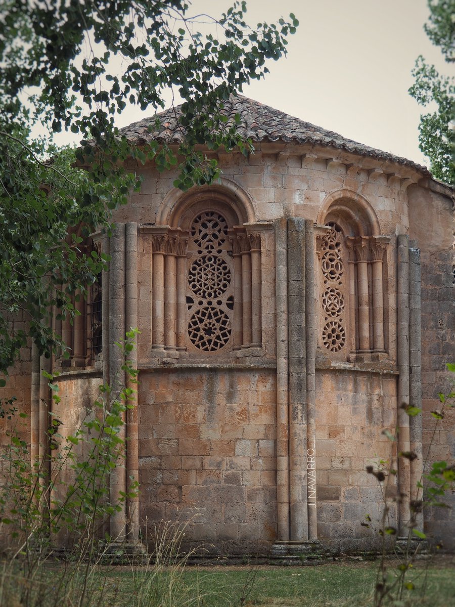 #FelizDomingo con el ábside de Santa Coloma, en Albendiego (#Guadalajara) y sus espléndidas celosías de piedra calada. 

Edificada a inicios del XIII, pudo ser la iglesia de una pequeña comunidad agustina. Quedó sin acabar. 

#Romanico #Arte #Historia #Medieval
